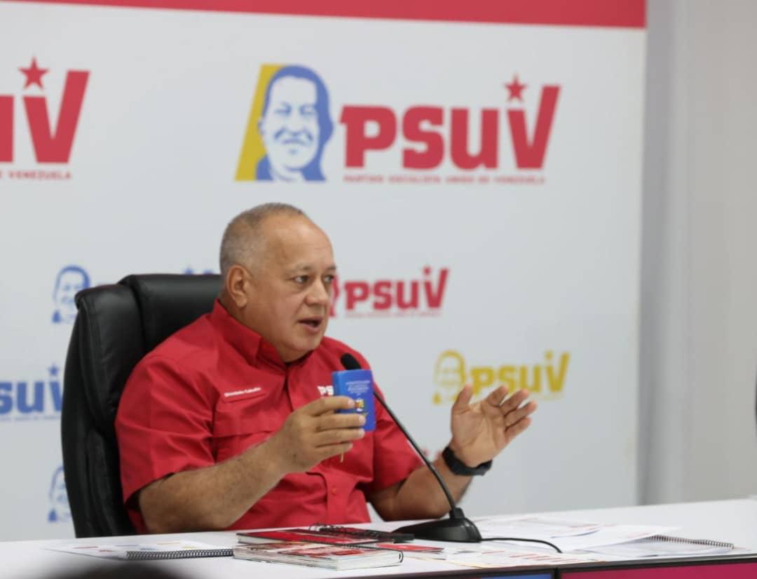 Con el Mazo Dando (@conelmazodando) on Twitter photo #EnVivo <a href="/dcabellor/">Diosdado Cabello R</a>: Todo lo que esté al oeste del Río Esequibo pertenece a la República Bolivariana de Venezuela (...) las amenazas de algunos a quienes participen en estas elecciones en nuestra Guayana Esequiba lo que denotan es miedo porque ellos saben que ese territorio #EnVivo <a href="/dcabellor/">Diosdado Cabello R</a>: Todo lo que esté al oeste del Río Esequibo pertenece a la República Bolivariana de Venezuela (...) las amenazas de algunos a quienes participen en estas elecciones en nuestra Guayana Esequiba lo que denotan es miedo porque ellos saben que ese territorio