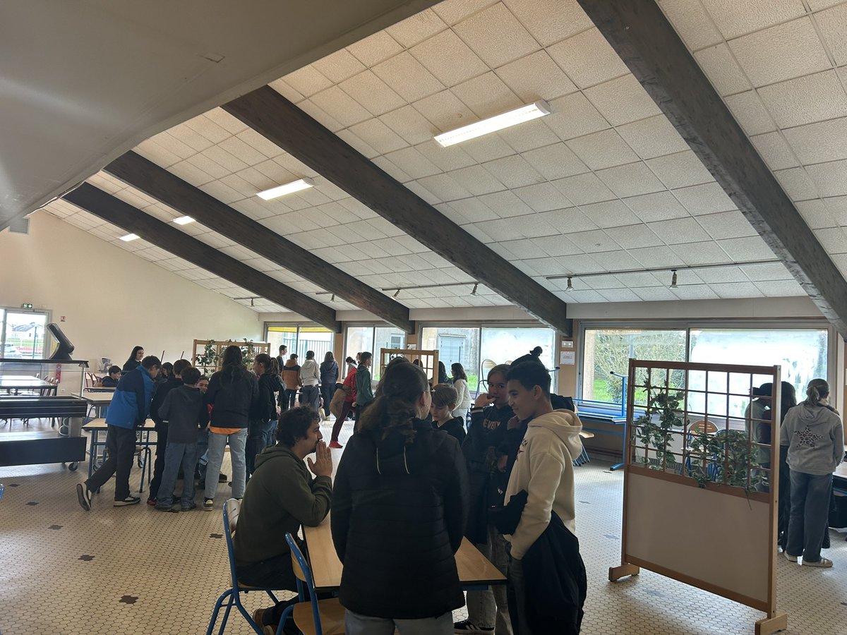 Les élèves de 5emes ont participé à un job dating. 
🔎 L’objectif ? Faire découvrir aux élèves des métiers et loisirs dits genrés, briser les stéréotypes et ouvrir le champ des possibles. 💡

#DéconstruireLesStéréotypes #egalite
<a href="/Celinebisson2/">Celine bisson</a> <a href="/acpoitiers/">Académie de Poitiers</a> <a href="/DSDEN79/">DSDEN Deux-Sèvres</a>