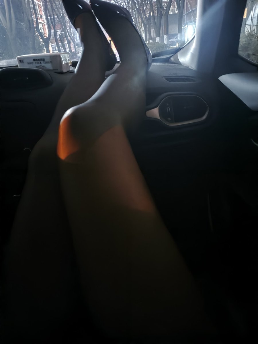 有光，但是是晚上，穿着盖不住屁股的大衣，穿着无内丝走在路上，湿的不行，走一会看边上没人会忍不住开腿，又是被丝袜俘虏的一天🖤
#丝袜母猪