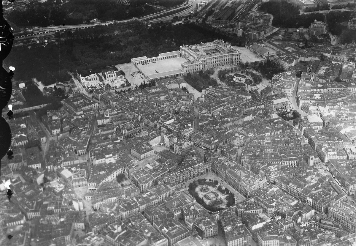 MadridAntiguo's tweet image. Madrid y su casco viejo en una visión bestial. En los vuelos de Walter Mittelholzer por Europa se detuvo unos días aquí, plasmando para la posteridad fotos de increíble nitidez. Esta, no la hemos visto por aquí y tiene mil detalles para disfrutarla (1928, foto en @ETHBildarchiv)