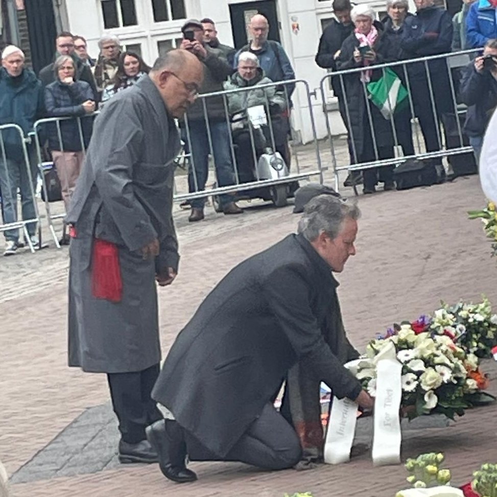 In Vlaardingen today with our board member, Jan Willem den Besten, to honor the legacy of resistance. We laid a wreath at the Geuzenpenning monument—a powerful symbol of courage and democracy. This afternoon, we join the King at an event in Schiedam. #Geuzenpenning #Freedom