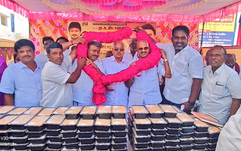 PPalaniappanDMK's tweet image. மாண்புமிகு  தமிழ்நாடு முதலமைச்சர் அண்ணன் தளபதி திரு @mkstalin அவர்களின்
72-வது பிறந்த நாளை முன்னிட்டு
அரூர் சட்டமன்ற தொகுதி
அரூர் நகரத்தில் பல்வேறு இடங்களில் ஏழை எளியோருக்கு வேட்டி, புடவை மற்றும் உணவு வழங்கி சிறப்பாக கொண்டாடி மகிழ்ந்தோம்,
@Udhaystalin @arivalayam @MRKPanneer