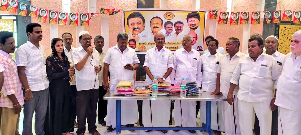 PPalaniappanDMK's tweet image. மாண்புமிகு  தமிழ்நாடு முதலமைச்சர் அண்ணன் தளபதி திரு @mkstalin அவர்களின்
72-வது பிறந்த நாளை முன்னிட்டு
அரூர் சட்டமன்ற தொகுதி
அரூர் நகரத்தில் பல்வேறு இடங்களில் ஏழை எளியோருக்கு வேட்டி, புடவை மற்றும் உணவு வழங்கி சிறப்பாக கொண்டாடி மகிழ்ந்தோம்,
@Udhaystalin @arivalayam @MRKPanneer