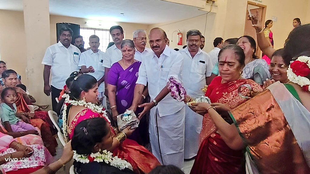 PPalaniappanDMK's tweet image. மாண்புமிகு  தமிழ்நாடு முதலமைச்சர் அண்ணன் தளபதி திரு @mkstalin அவர்களின்
72-வது பிறந்த நாளை முன்னிட்டு
அரூர் சட்டமன்ற தொகுதி
அரூர் நகரத்தில் பல்வேறு இடங்களில் ஏழை எளியோருக்கு வேட்டி, புடவை மற்றும் உணவு வழங்கி சிறப்பாக கொண்டாடி மகிழ்ந்தோம்,
@Udhaystalin @arivalayam @MRKPanneer