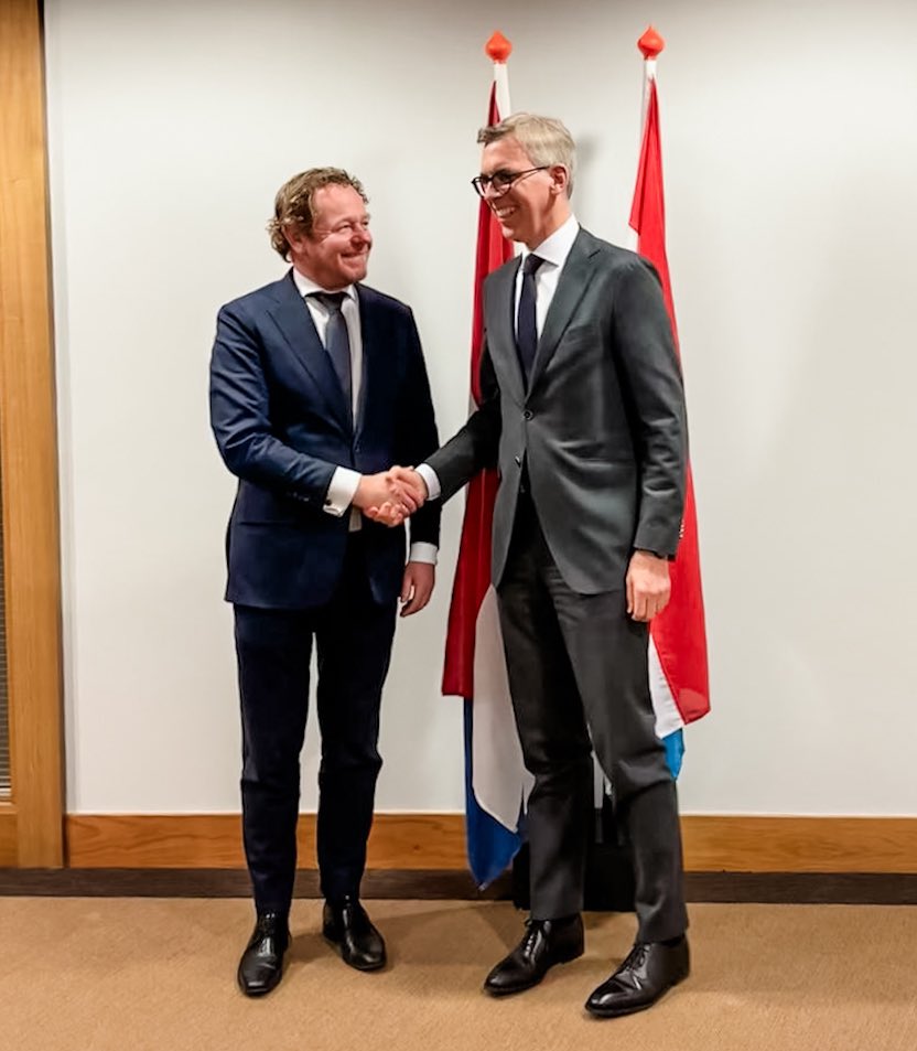 David van Weel (@ministerjenv) on Twitter photo Met mijn Luxemburgse collega <a href="/LeonGloden/">Léon Gloden</a> gesproken over onze gezamenlijke strijd tegen grensoverschrijdende criminaliteit en witwassen. Criminelen houden zich niet aan grenzen — wij doen dat ook niet. Samenwerking binnen de Benelux maakt ons sterker. Met mijn Luxemburgse collega <a href="/LeonGloden/">Léon Gloden</a> gesproken over onze gezamenlijke strijd tegen grensoverschrijdende criminaliteit en witwassen. Criminelen houden zich niet aan grenzen — wij doen dat ook niet. Samenwerking binnen de Benelux maakt ons sterker.
