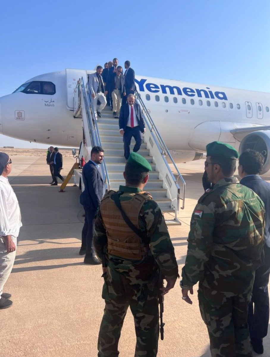 نرحب بالرئيس القائد عيدروس بن قاسم الزُبيدي، رئيس المجلس الانتقالي الجنوبي - نائب رئيس مجلس القيادة الرئاسي، في زيارته التاريخية لمحافظة المهرة. 
زيارتكم تمثل أهمية استراتيجية ووطنية تعزز التلاحم الجنوبي وترسخ وحدة الصف، وجميع أبناء المهرة يرحبون بكم بين أهلكم وإخوانكم، حللتم