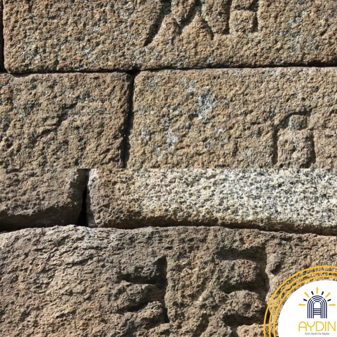 visit_aydin's tweet photo. #Bouleuterion’da toplanan #Alabanda Danışma Meclisi üyeleri, antik kentle ilgili konuşmalarını yapıyorlar.
Meclis Binası’nın duvarları, granit bloklardan ve harçsız örülmüştür. Duvarlarda taşların diziliş sırasını veya usta - atölyeyi belirten Grek harflerini görebilirsiniz.
+ https://t.co/kQmUKY1W2r