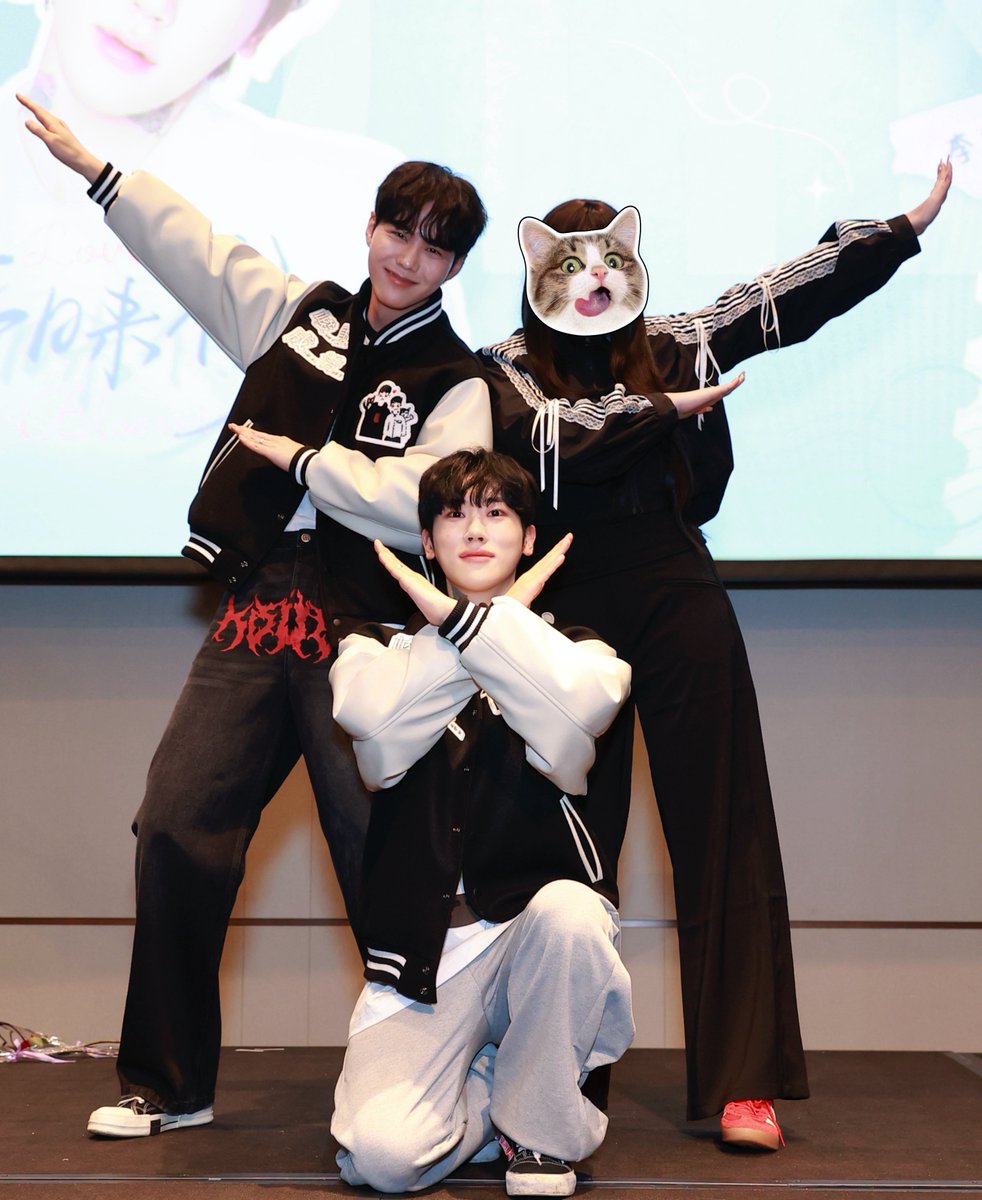 孩子们完美完成了琦玉红蝎子队pose 哈哈哈哈哈哈哈哈哈哈