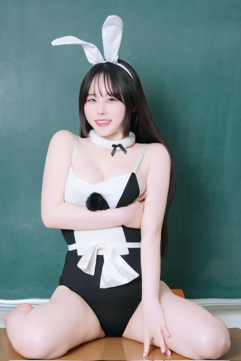 Suyeon in a bunny girl cosplay! 😍😍
Debuted in MIB at 20, now in her 4th year as an AV actress.
Cute and playful in daily life, but a seductive queen on set—sexy, ahegao, and all things spicy! 🔥💋