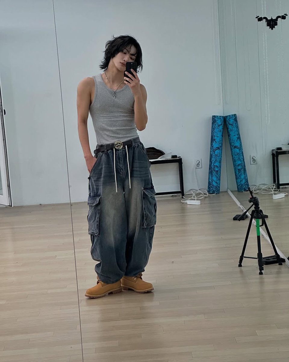 idrilka_'s tweet image. this is a man who sure does love a tiny top