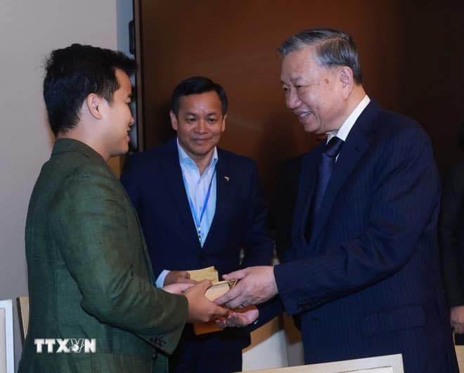Lily Nguyen (@lily_nguyen111) on Twitter photo ⏰ Vào ngày 11/3, anh Lợi Lưu – Co-founder của <a href="/KyberNetwork/">Kyber Network</a> – đã đại diện khối công nghệ tài chính blockchain phát biểu trực tiếp với Bác Tổng Bí thư Tô Lâm.
Trong buổi gặp gỡ quan trọng này, anh Lợi Lưu đã chia sẻ những tâm tư, nguyện vọng của các doanh ⏰ Vào ngày 11/3, anh Lợi Lưu – Co-founder của <a href="/KyberNetwork/">Kyber Network</a> – đã đại diện khối công nghệ tài chính blockchain phát biểu trực tiếp với Bác Tổng Bí thư Tô Lâm.
Trong buổi gặp gỡ quan trọng này, anh Lợi Lưu đã chia sẻ những tâm tư, nguyện vọng của các doanh