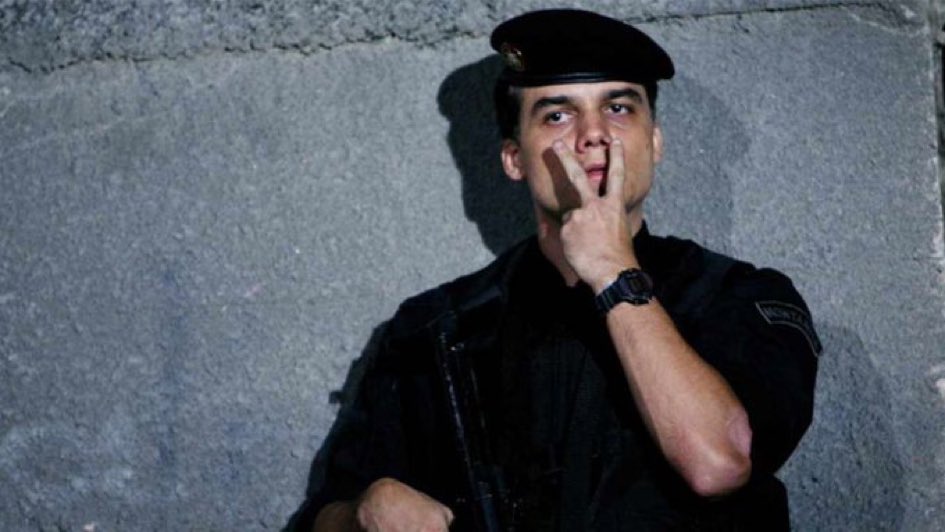 pravda_br's tweet photo. A Direita adora Tropa de Elite, mas não entenderam nenhum dos dois filmes.
O filme alerta que o público de Copacabana consome a droga, mas quem morre está na Favela.
Além disso, aponta que a Milícia chegou ao Poder, e chegou mesmo. Bolsonaro foi o indicado pela milícia. https://t.co/xV8EKjFhbM