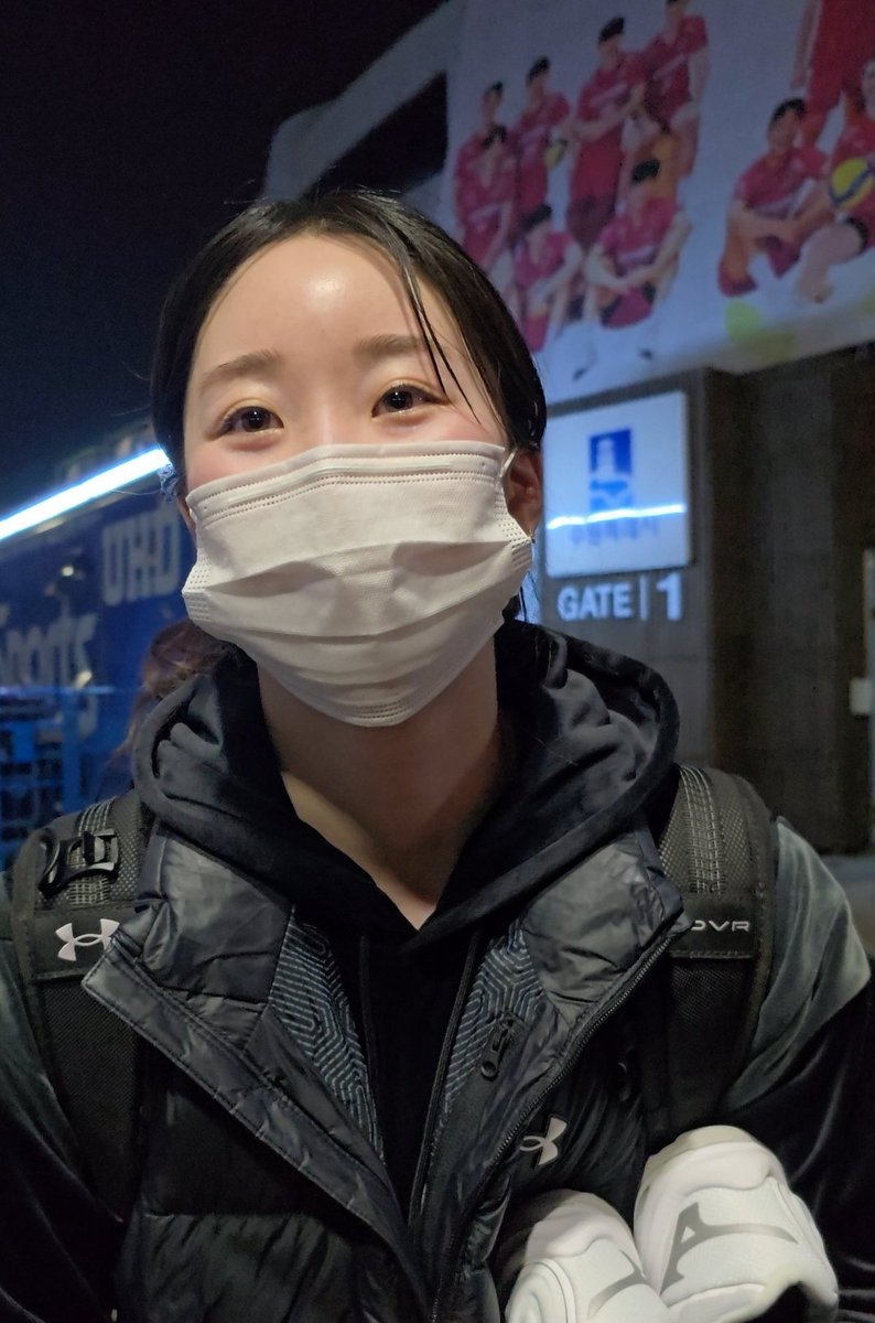 강아지 키우려고 하는데 이름 지어 달라 했더니...
반려견 키우는 여성이 정말 좋아하는 거임...
유기견으로 키울 거냐고 막 물어보면서...
마지막에 한 번 더 물었는데,,,
고민하고 말해주겠다며 홀연히 떠나감...