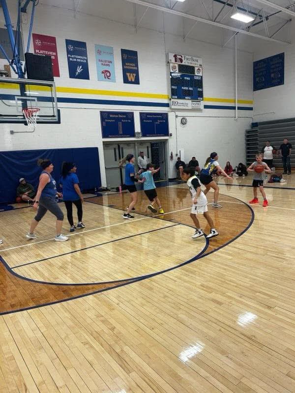 WahoopsBball's tweet image. Our 4th grade boys wrapped up their season challenging their moms! Lots of smiles, laughs and true fun was had! Moms won…at least for now. 🤩🏀
#Wahoops #youthbasketball