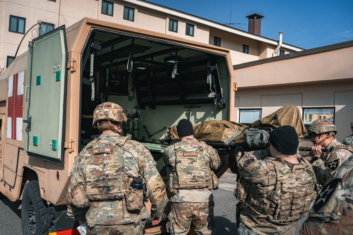2INFDIV's tweet image. Soldiers from the 65th Medical Brigade participated in a Freedom Lift medical evacuation training today as part of the ongoing #FreedomShield25 exercise. The training, which simulated the rapid deployment and evacuation of casualties, is crucial in ensuring military readiness.