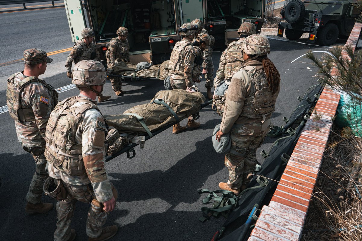 2INFDIV's tweet image. Soldiers from the 65th Medical Brigade participated in a Freedom Lift medical evacuation training today as part of the ongoing #FreedomShield25 exercise. The training, which simulated the rapid deployment and evacuation of casualties, is crucial in ensuring military readiness.