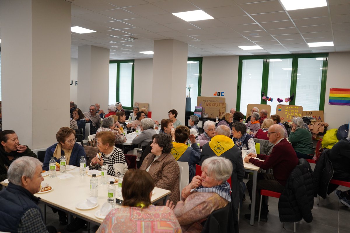 Xativa's tweet image. 🔥L&apos;alcalde de Xàtiva Roger Cerdà, la primera tinenta d&apos;alcalde Amor Amorós i la regidora de Cultura Festiva Maria Beltrán han visitat aquest matí a les persones usuàries dels programes #Mentalis i #SASEM, per tal de desitjar-los unes bones falles.