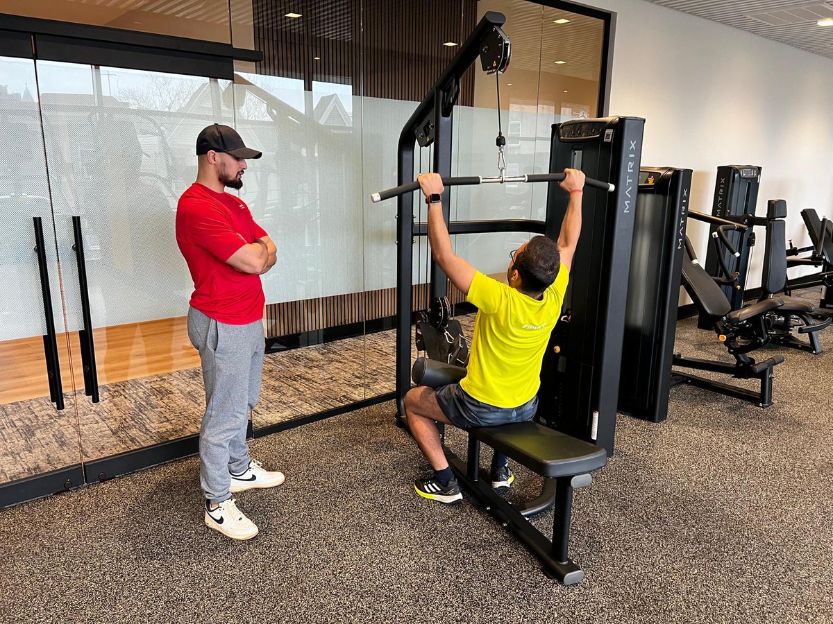 GYMGUYZ_FortLee's tweet image. Our trainers don’t just bring the equipment—they bring the expertise! 🏋️‍♂️💡 Learn how to use workout gear like a pro and maximize every move. 💪 #TrainerTips #WorkoutSmarts #GYMGUYZ