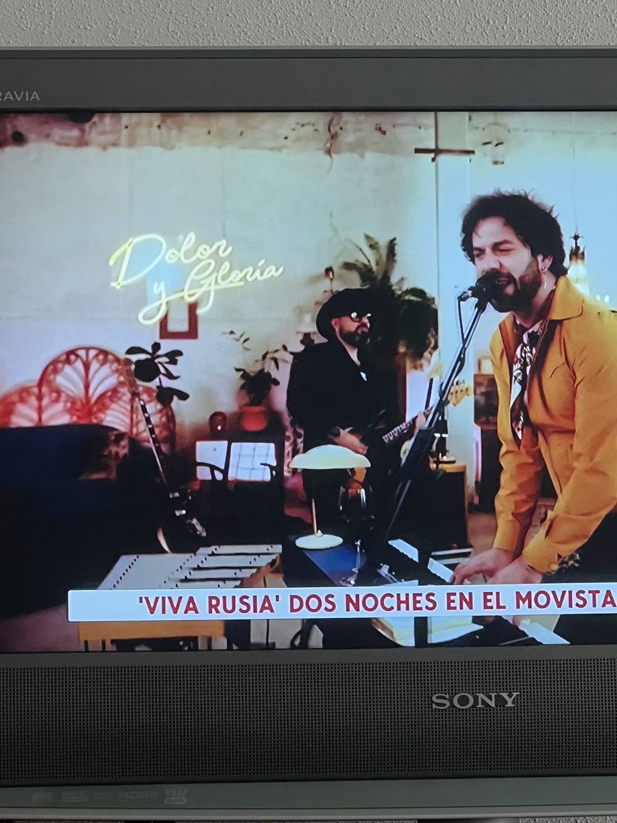 MiguelAlors's tweet photo. Que cachondo el rotulista de @noticias_cuatro ! #VivaSuecia #VivaRusia https://t.co/MzggZ2pFCP