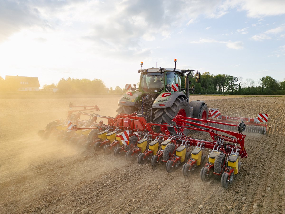GRIMMEGroup's tweet photo. Who's looking forward to enjoying the beautiful sunsets from a tractor again? 😍

#GRIMMEGroup #matrix1800 #grimmemaschine #grimme #passion #newseasoniscomingsoon #fieldair #grimmeworldwide #agriculture #sugarbeet https://t.co/U3ckZrB6aw