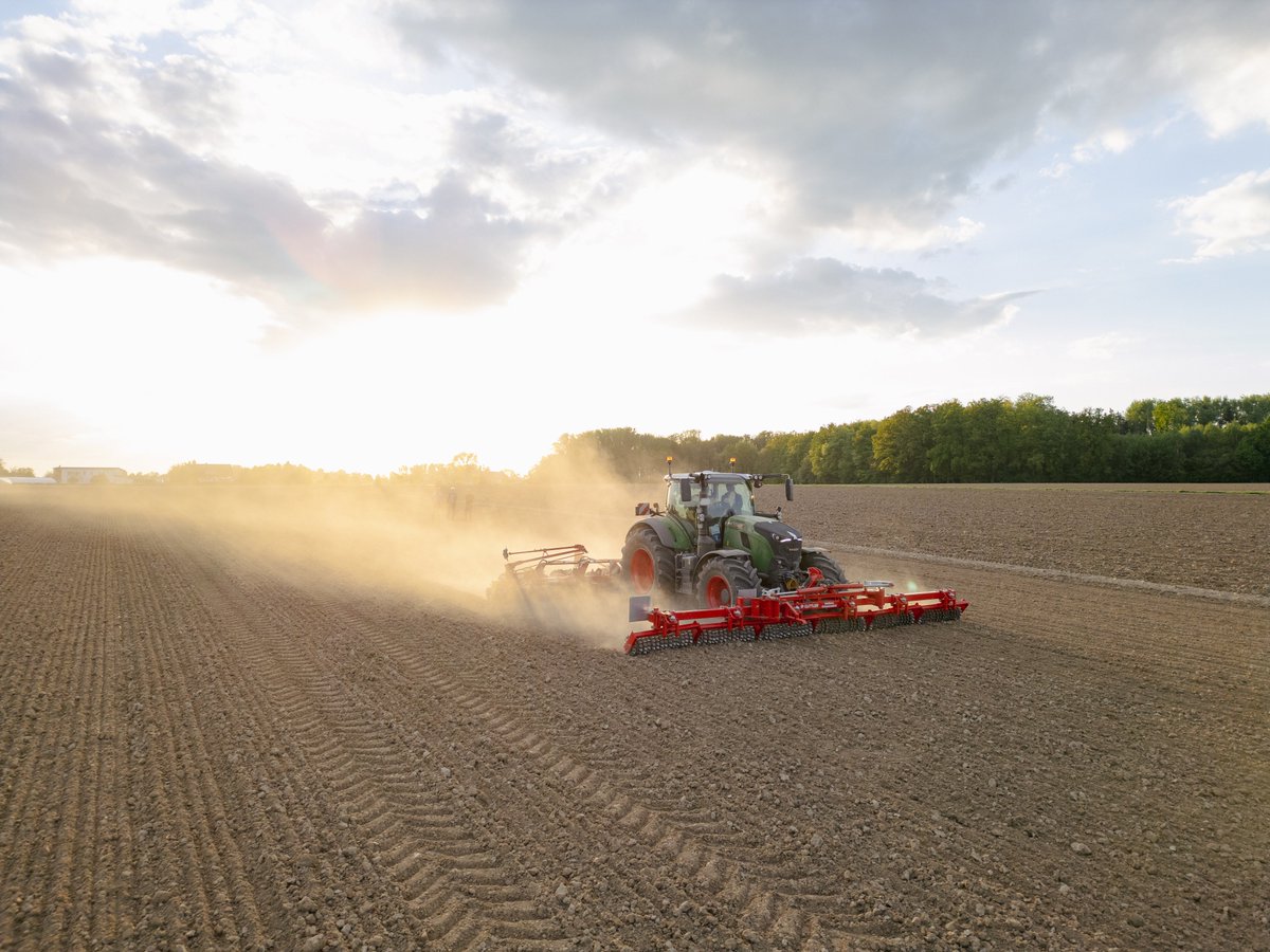 Who's looking forward to enjoying the beautiful sunsets from a tractor again? 😍

#GRIMMEGroup #matrix1800 #grimmemaschine #grimme #passion #newseasoniscomingsoon #fieldair #grimmeworldwide #agriculture #sugarbeet