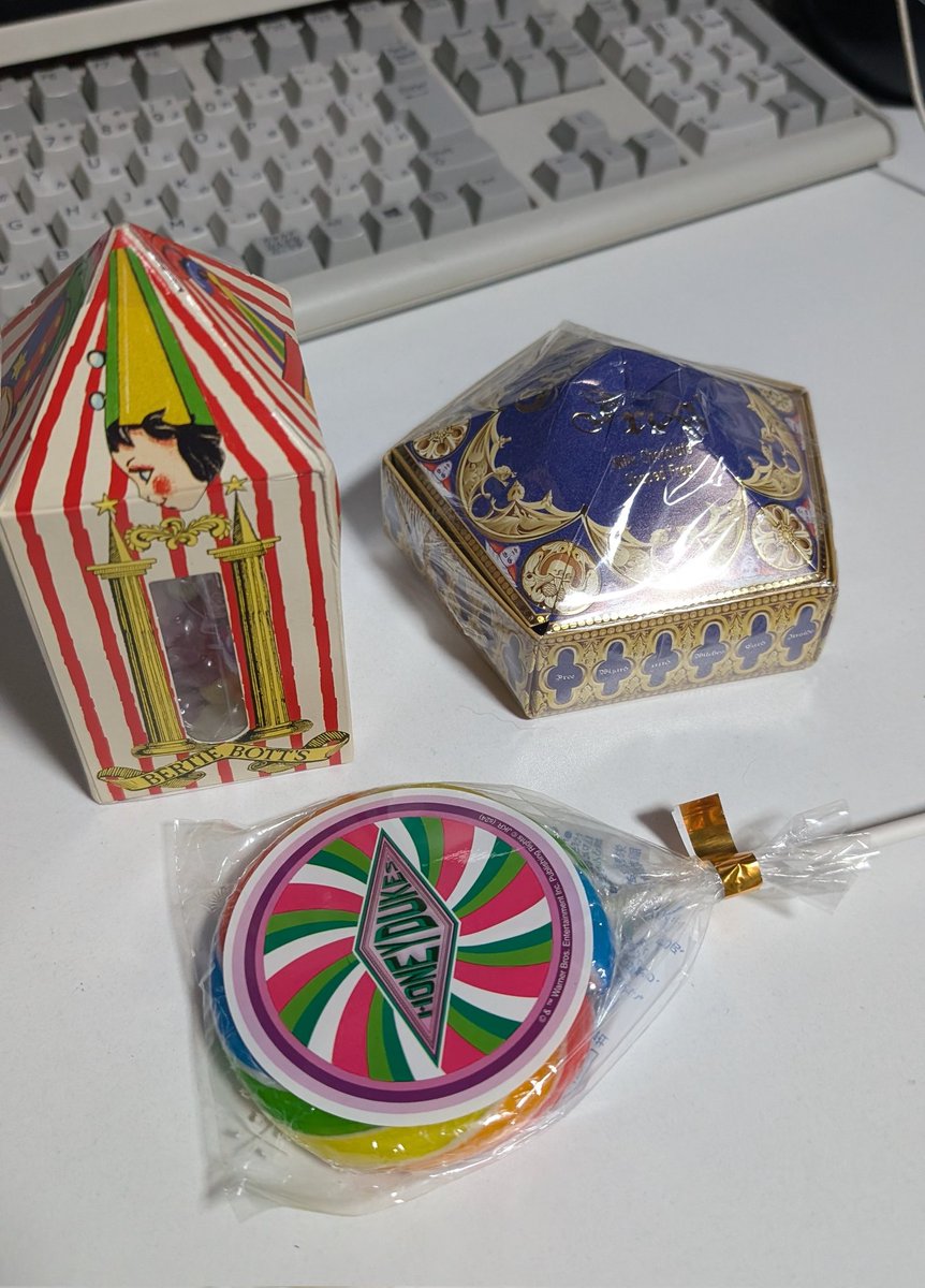 onikukanmi's tweet photo. わいさんからハリポタお菓子もらった！
カエルチョコデカい！
百味ビーンズはしっかりゲロ味とかあるらしいから食べるのが怖さ半分楽しみ半分… https://t.co/hwvtht1bZi