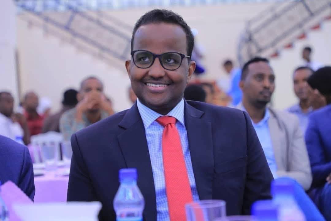 a_xuute's tweet photo. Haddii aad dooneyso inaad noqoto hoggaamiye qaran state ama qayb kamid ah bulshada waa inaad marka hore xuuraamisaa sumcadda aad kudhex leedahay bulshada aad dooneyso inaad hoggaamiso balse haddii rabtaankaagu kaatan badiyo adigoo bulshadu kudhibsanaysp dhibkeeda ayey leedahay https://t.co/BL1RMpMmZt