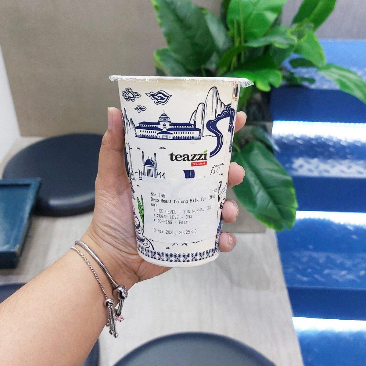 RushCurrents's tweet image. Deep roast oolong milk tea will always have my heart ;___)
