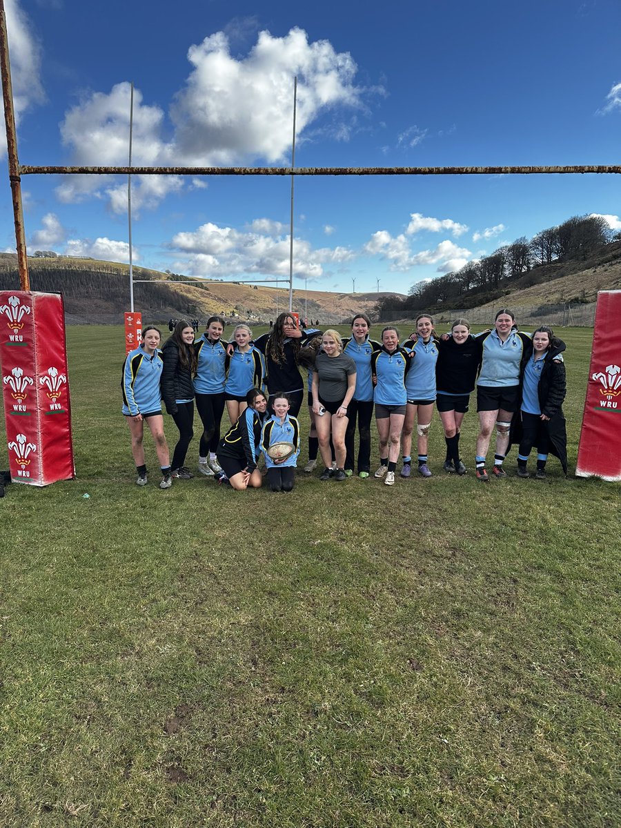 LoukasPara1987's tweet image. So proud of these young ladies today @YGTredegarCS 7s! Some never playing rugby some playing limited amount but all playing to their best with passion and heart and winning all their games including the Final 🏆💪🏾👏🏾Da Iawn Girls ❤️🏉🏉