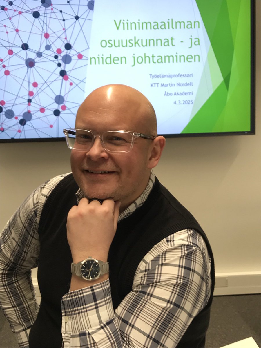 #univaasa Osuustoiminta 2. Työelämäprofessori Martin Nordell: shampanjoista osuuskunnat tuottavat noin 40 %. Löytyy Alkosta! Laatu alkaa jäsenten tinkimättömästä työstä rypäleviljelmillä. Pohdimme, että Suomessa vastaava laatuketju löytyy maidontuotannosta.