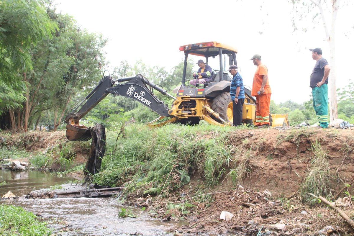 🧹♻️Con miras al "Año del Suelo y el Agua", desarrollamos una exitosa minga ambiental en San Lorenzo.

“Esta es nuestra casa, asumamos el compromiso con la sociedad”, señaló el ministro Carlos Giménez.

Más info🔗n9.cl/8qzhs

#AguaYSuelo #AgriculturaSostenible💧🌱