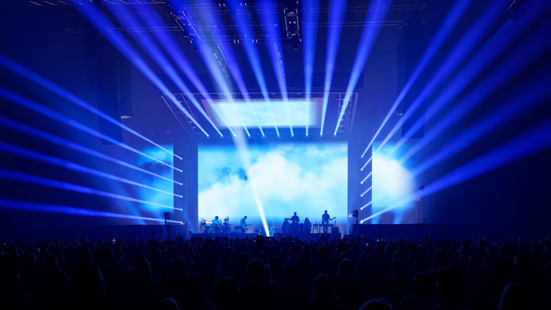 🚀 ¡El MAD MAXX de GLP brilla en la gira Chronicles de Cro! 🌟 Roland Greil redefine la iluminación con este proyector LED, fusionando eficiencia y flexibilidad. Descúbrelo en latamstage.com. #LightingDesign #Innovation #MADMAXX #GLP #LED