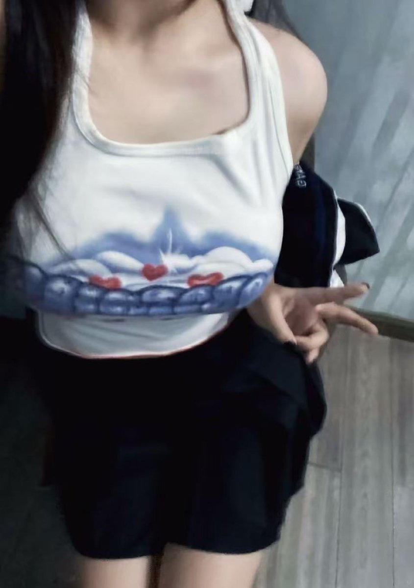 zhngnnnn2's tweet photo. 这个点你也敢跟男的聊天？你就不怕他来一句“宝宝我好难受，帮帮我好吗” https://t.co/KStuaD4TAu