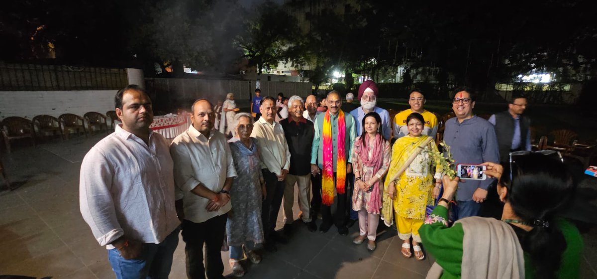 आज वसंत विहार में आयोजित होलिका दहन एवं होली मिलन समारोह में सम्मिलित हुआ। इस अवसर पर RWA के सदस्यों ने उत्साहपूर्वक सहभागिता की और सभी ने सौहार्द एवं उमंग के साथ इस पावन पर्व को मनाया।

रंगों के महापर्व होली की आप सभी को हार्दिक शुभकामनाएँ!

#होलीमिलन #होलिकादहन #समरसता