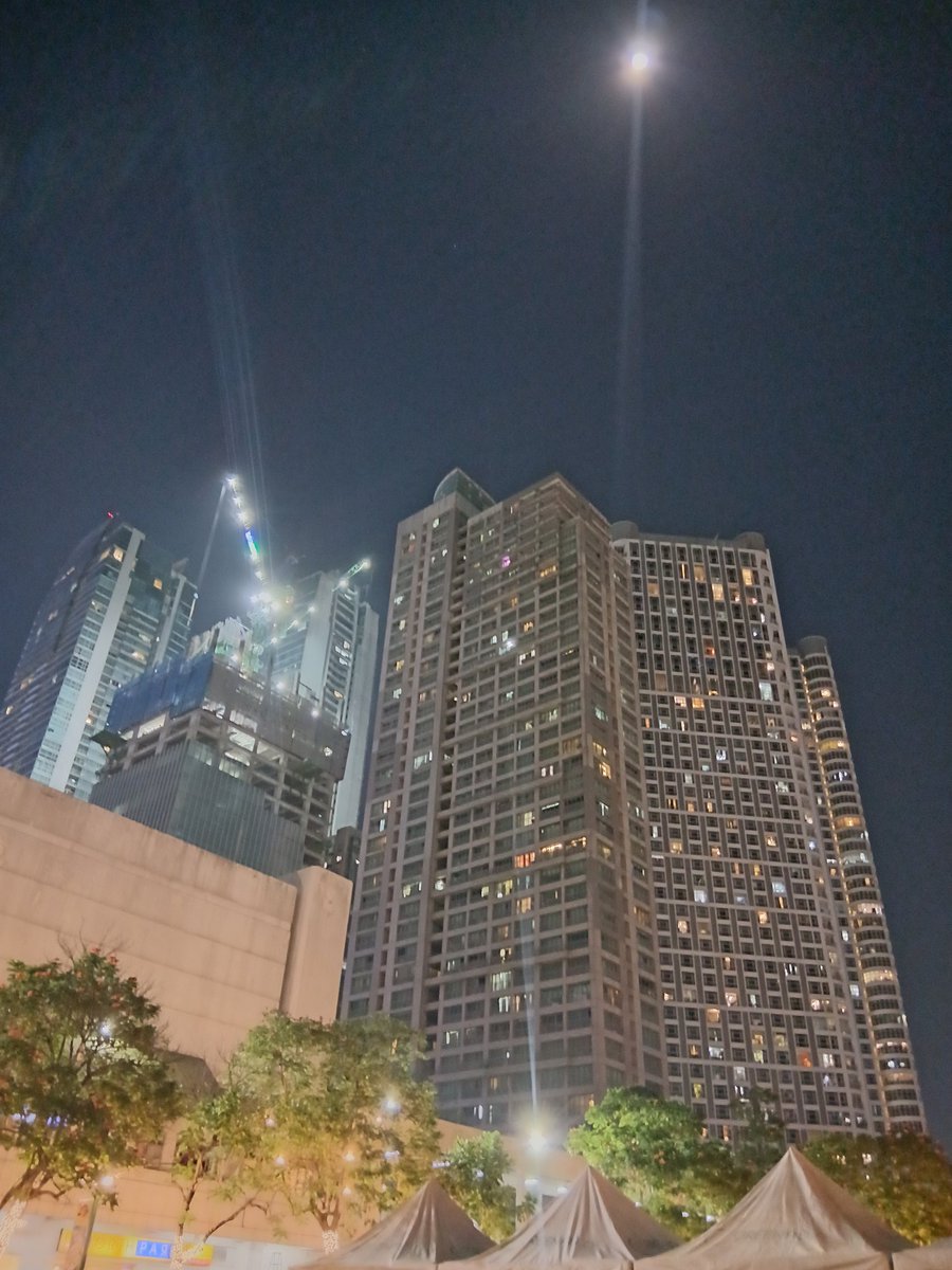 lovecoffeeV2's tweet photo. City lights, towering heights, and the moon keeping watch. Chillin under the full moon and vibe never disappoint. 🌃✨ 

Guess where I'm at? https://t.co/fZNxQewIJI