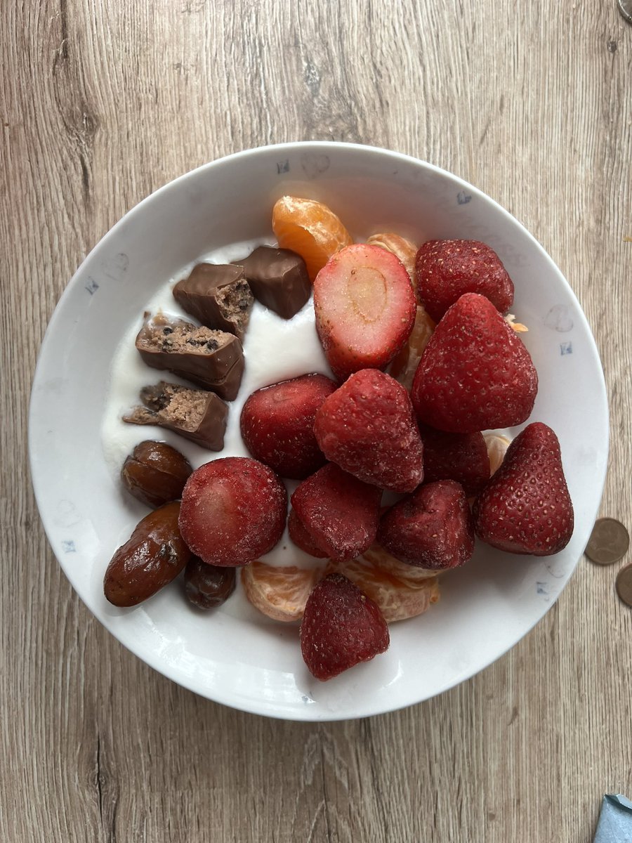 Yogurt with Frozen Fruits and a Protein Bar 🤤