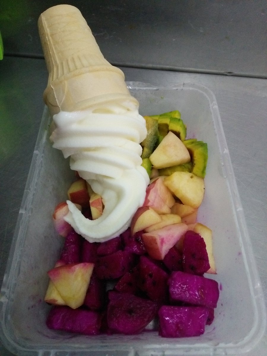 macchiatooooo_'s tweet photo. Kangen kerja di kaefsi hiks. Makan ayam setiap hari, makan es krim kaefsi, bisa produktif gambar dudel gitu, pulang malem sendirian jalan kaki sambil dengerin musik. Uwaooow https://t.co/PCnS5fNzho