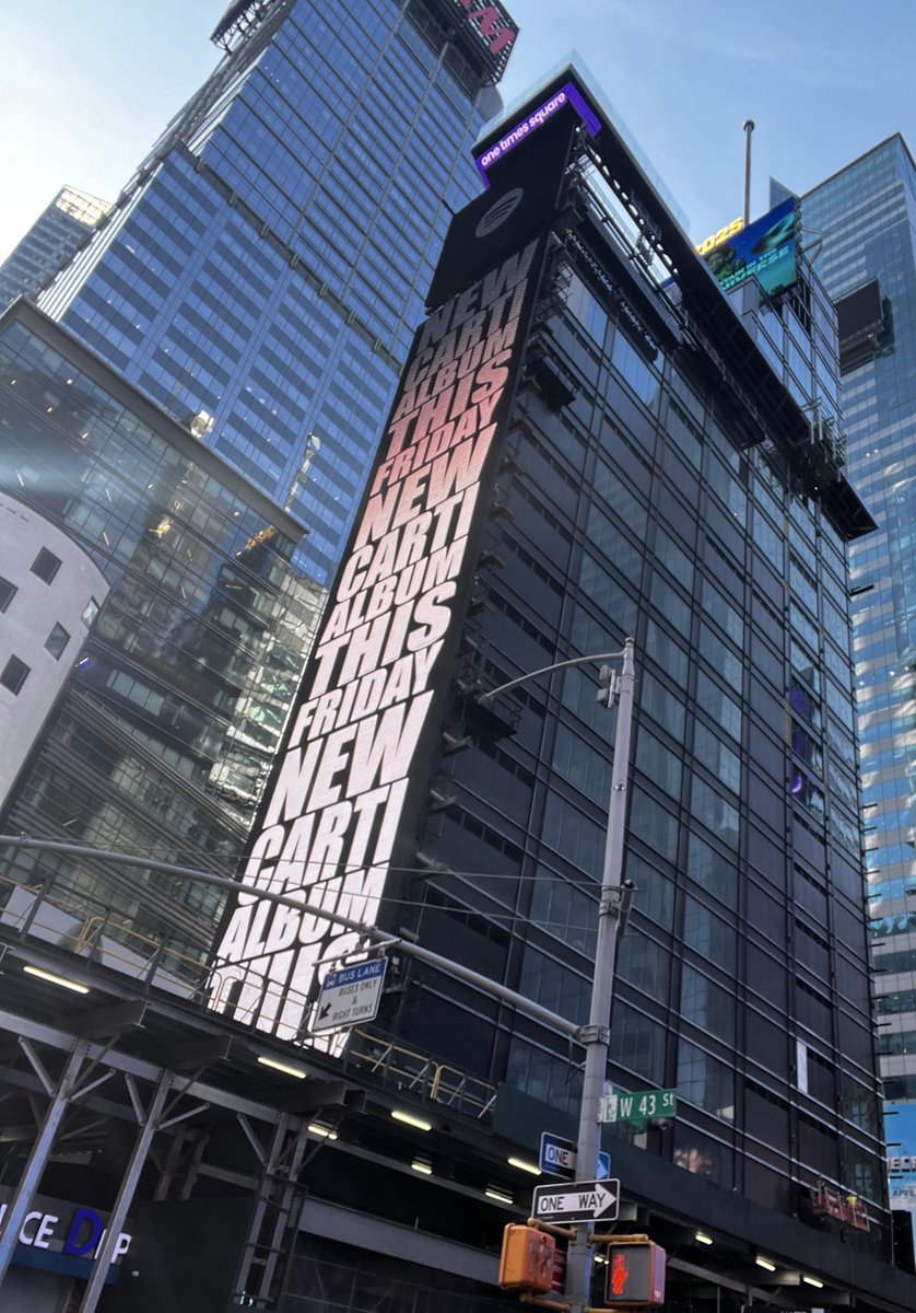 Kurrco's tweet image. "NEW CARTI ALBUM THIS FRIDAY"

📍 TIMES SQUARE
