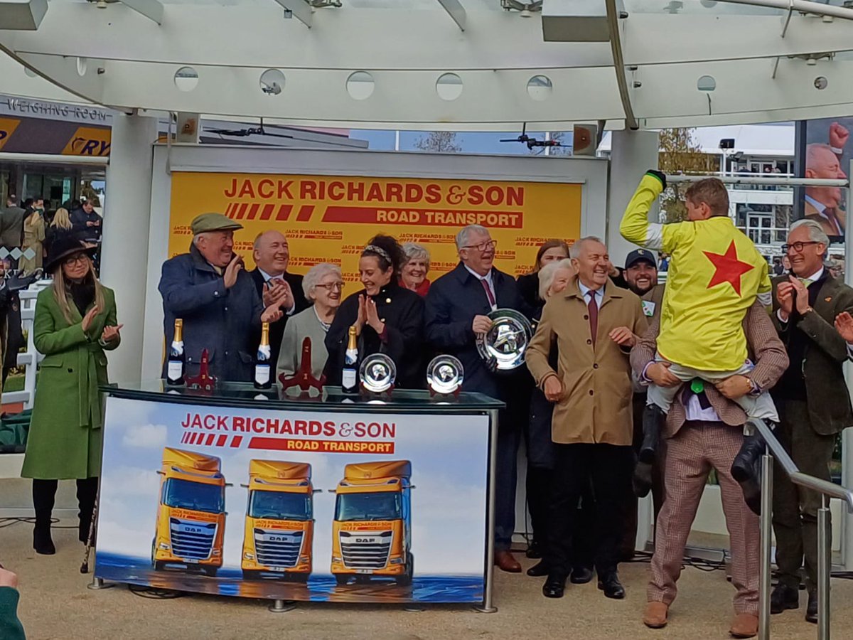 Winning never grows old! Co-owner Ged Mason lifts jockey Harry Cobden to celebrate Caldwell Potter's success, with Sir Alex Ferguson watching on 😃