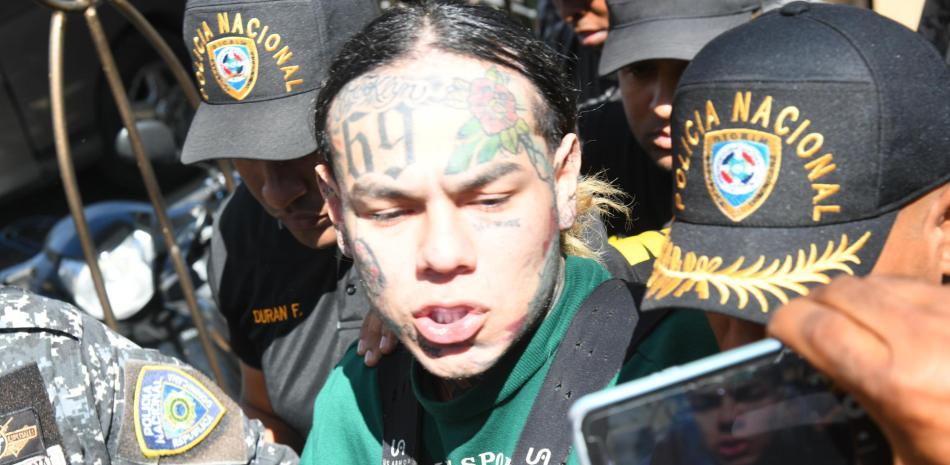 ListinDiario's tweet photo. Agentes federales allanan la casa de Tekashi en Florida

🔗https://t.co/zHFUgl6sAw

#ListínDiario https://t.co/rB4iftek5e