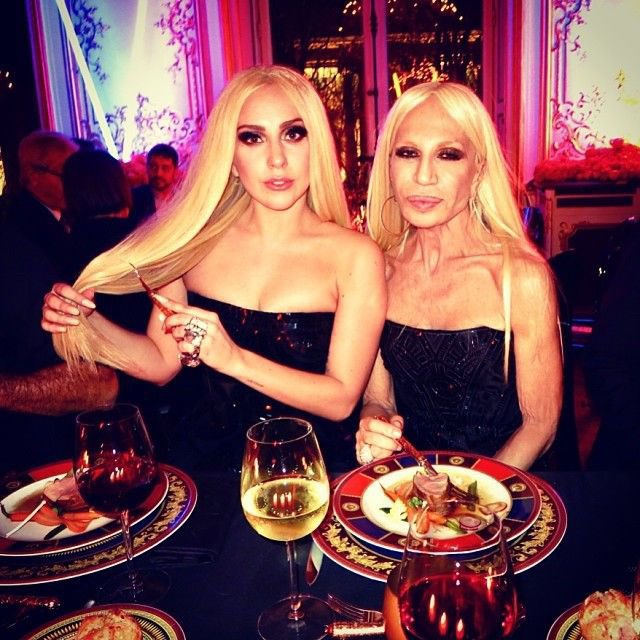apenas uma diretora criativa tem uma musica da lady gaga com seu nome… vc sera sempre famosa minha querida velha loira