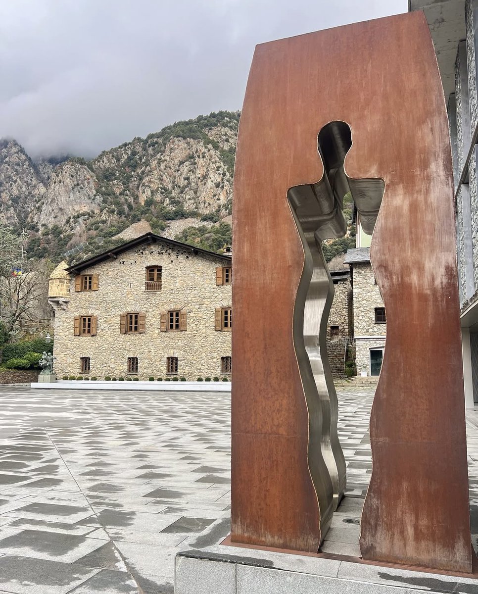 32 anys de la Constitució! 🏛️
Molts dubtes i incerteses també aquell 1993. Però tots els moments crítics de la nostra història, hem sabut afrontar-los amb determinació. 
Avui, el país es troba en un altre moment crucial i com sempre, ens en sortirem amb força i unitat 
💪🏻 AD 🇦🇩