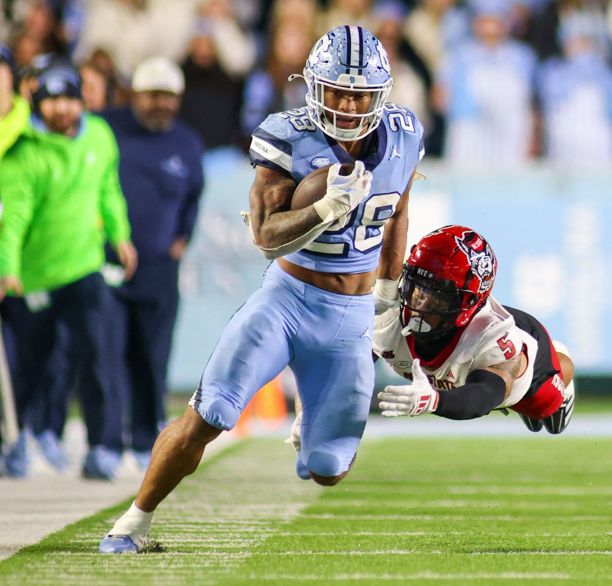 SharpFootball's tweet image. Omarion Hampton:

#2 best RB *in the last DECADE* in YPC on runs when hit behind the line

#2 in highest percentage of team's entire touches (44%)

#2 in highest % of team's entire receptions (17%)

96th percentile in explosion score in jumping drills

profile of a true workhorse…