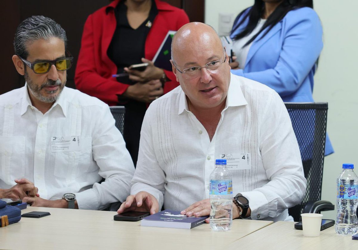 aduanard's tweet photo. Nos reunimos con representantes de los agentes de las aduanas de más de 15 países. Durante la reunión se presentó una exposición sobre el contexto comercial de #RD por parte del gerente de Estudios Económicos, Amaury Vélez. #AduanasRD #ASAPRA https://t.co/VdcQ6oFUZd
