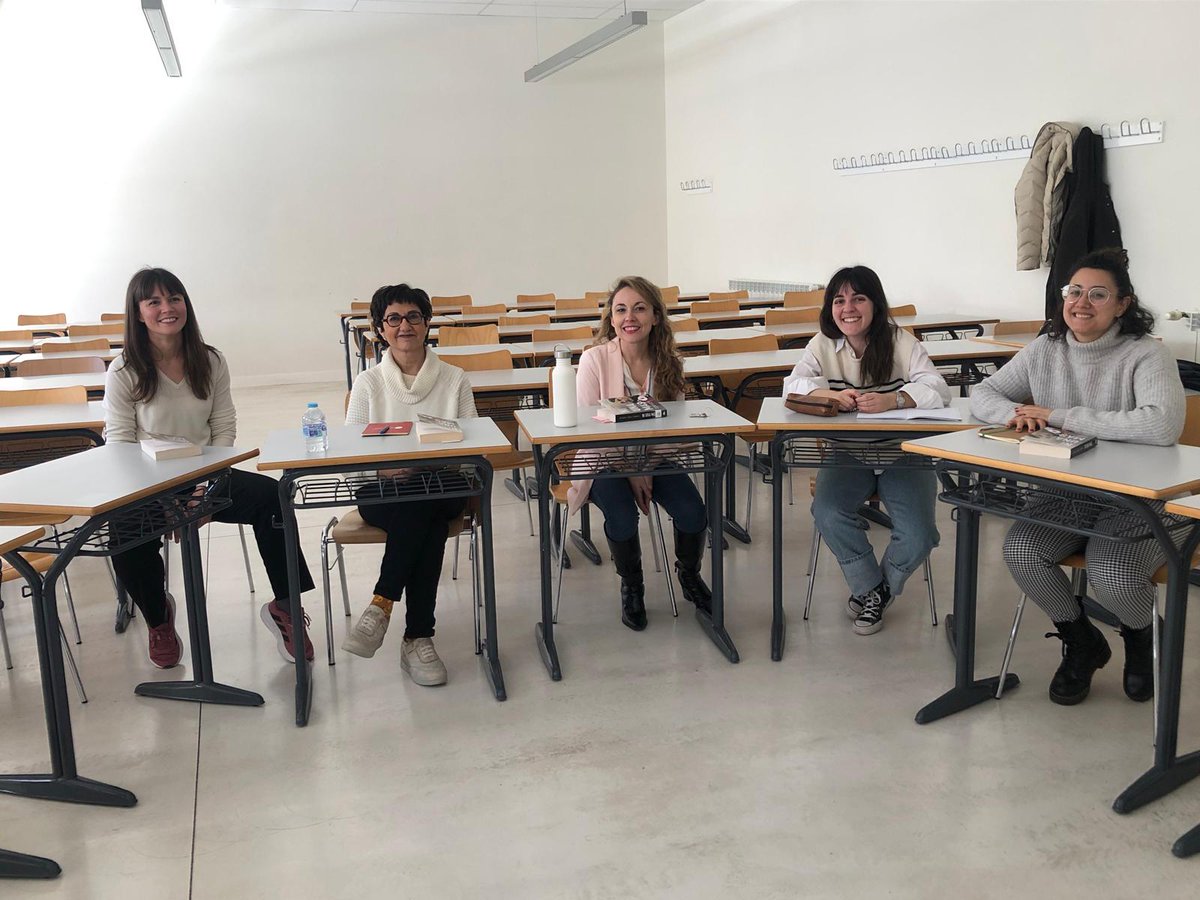 Desde hace varios años compañeras de nuestro Departamento participan en el Club de Lectura de la Facultad de Educación, donde se reúnen una vez al mes para debatir textos de géneros variados en un ambiente distendido con personal, estudiantes y profesores de materias muy diversas