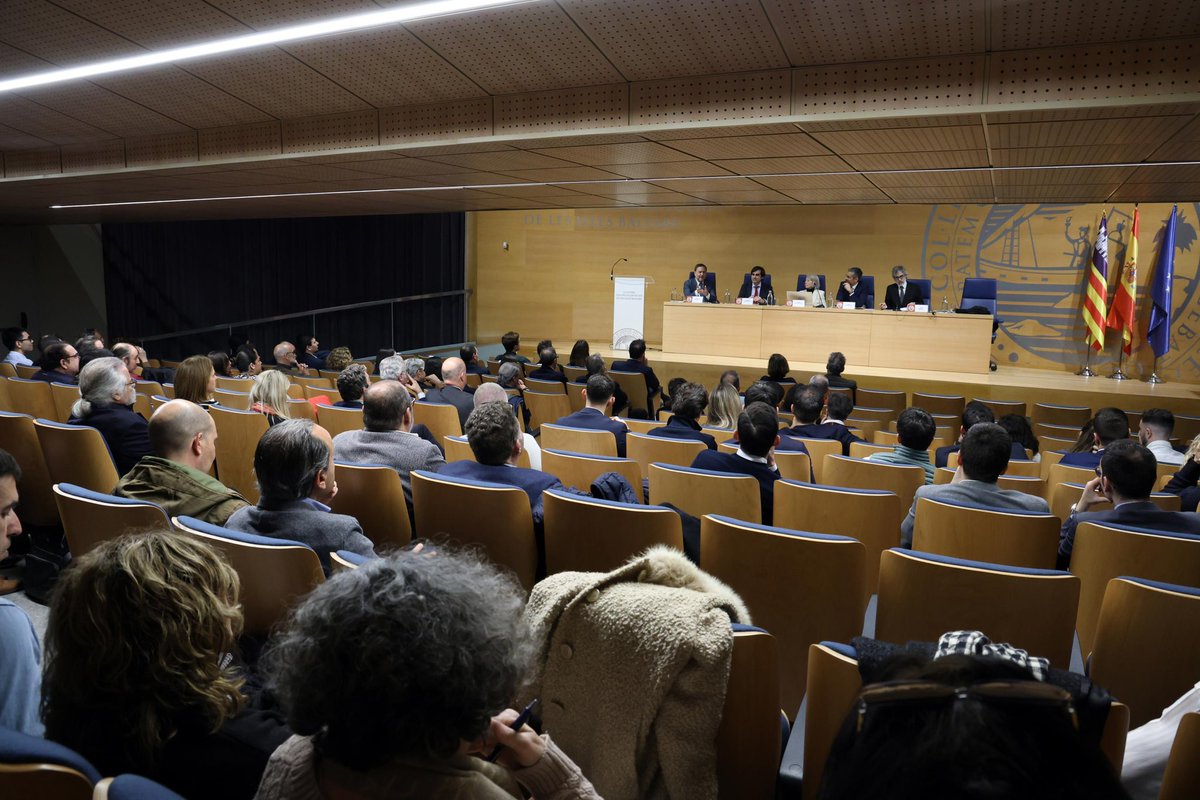 «El derecho a una asistencia letrada eficaz en el proceso penal a raíz de la Ley de derecho de defensa».
La mesa redonda contó con las intervenciones de los señores Jaime Campaner Muñoz, Julio Cano Antón, Fernando Gascón Inchausti y Cristóbal Martell Pérez-Alcalde.