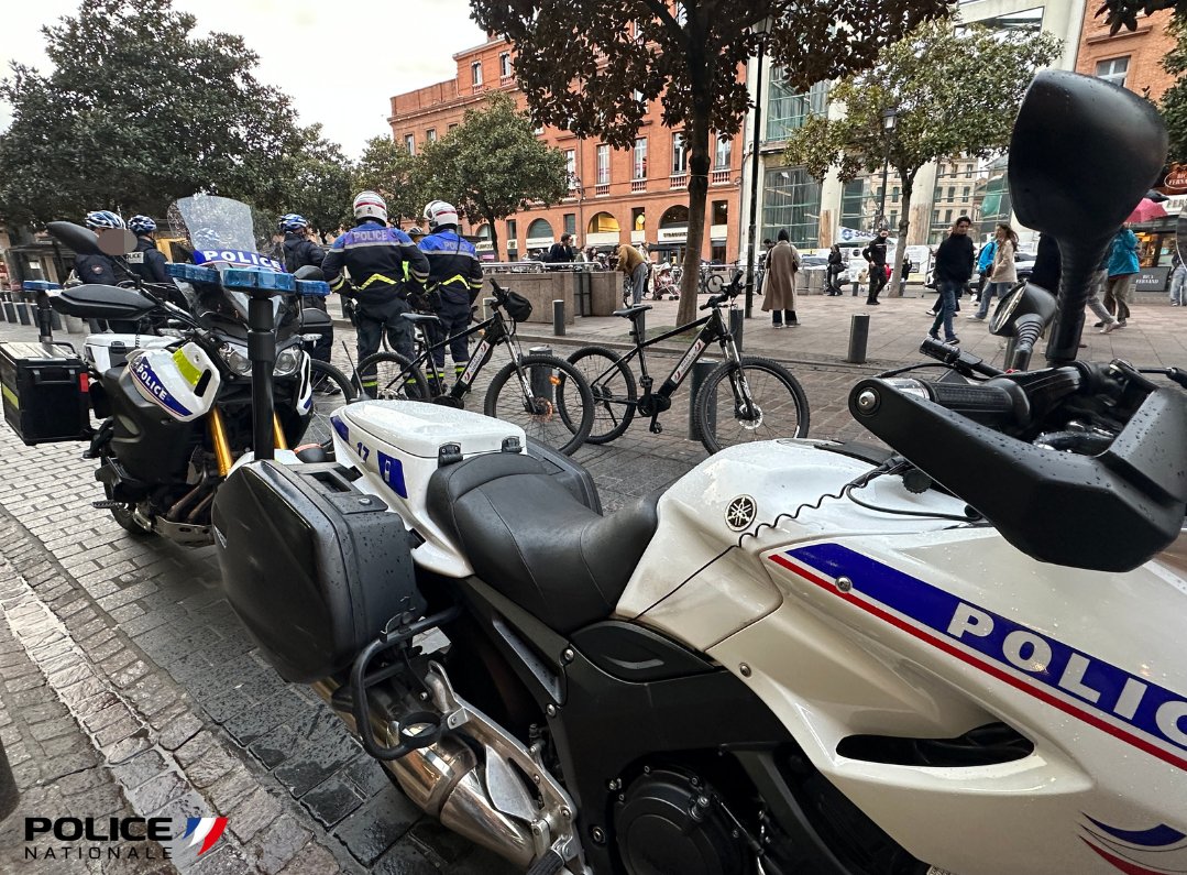 Hier, secteur Jean Jaurès, #Toulouse :
Dans le métro et sur la voie publique; à pied, à vélo, à moto; la <a href="/PoliceNationale/">Police nationale</a> et la #PoliceMunicipale ont effectué des contrôles routiers et d'identité. Au contact de la population, ils assurent votre sécurité. #Protéger