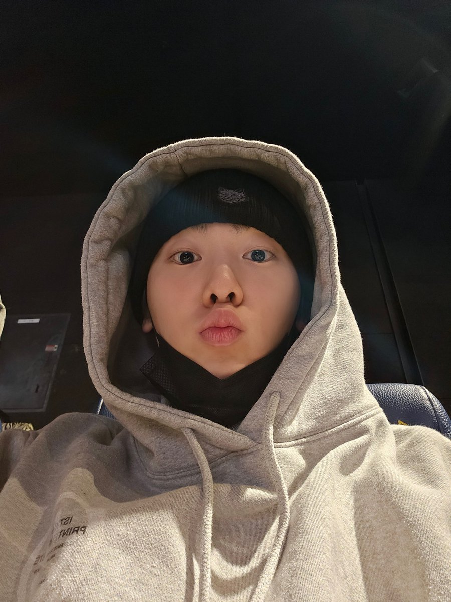 사나잇 D-day7
공연한지 그렇게 안 지난 것 같은데 벌써 일 년이 지났네요... 한 살 더 먹기는 싫지만..... 항상 로하한테 고맙습니다💜 잘 자고 사랑해용~