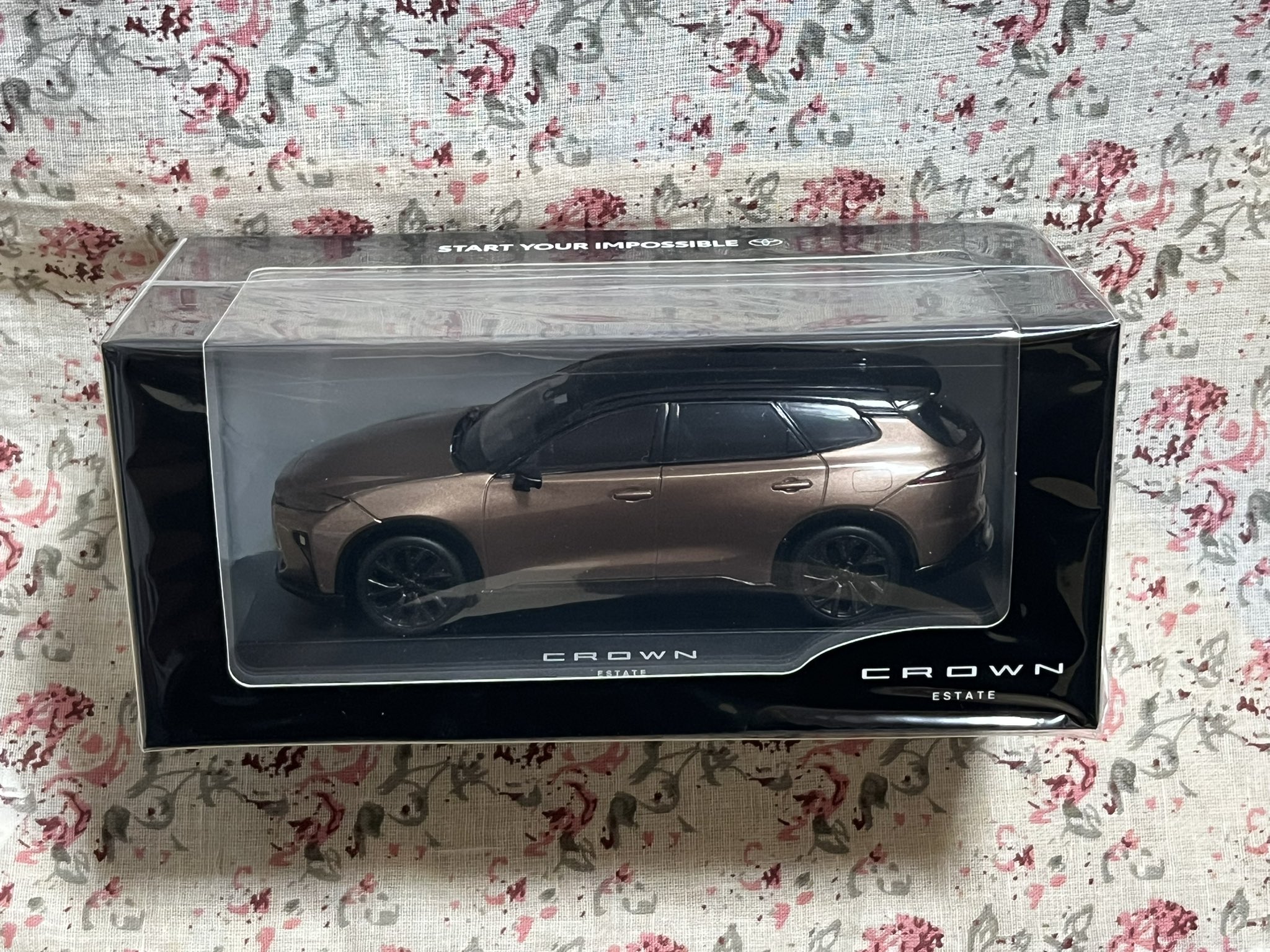 新型クラウンエステートミニカー　ブラック トヨタ特注 1/30 新型 クラウン エステート PHEV カラーサンプル