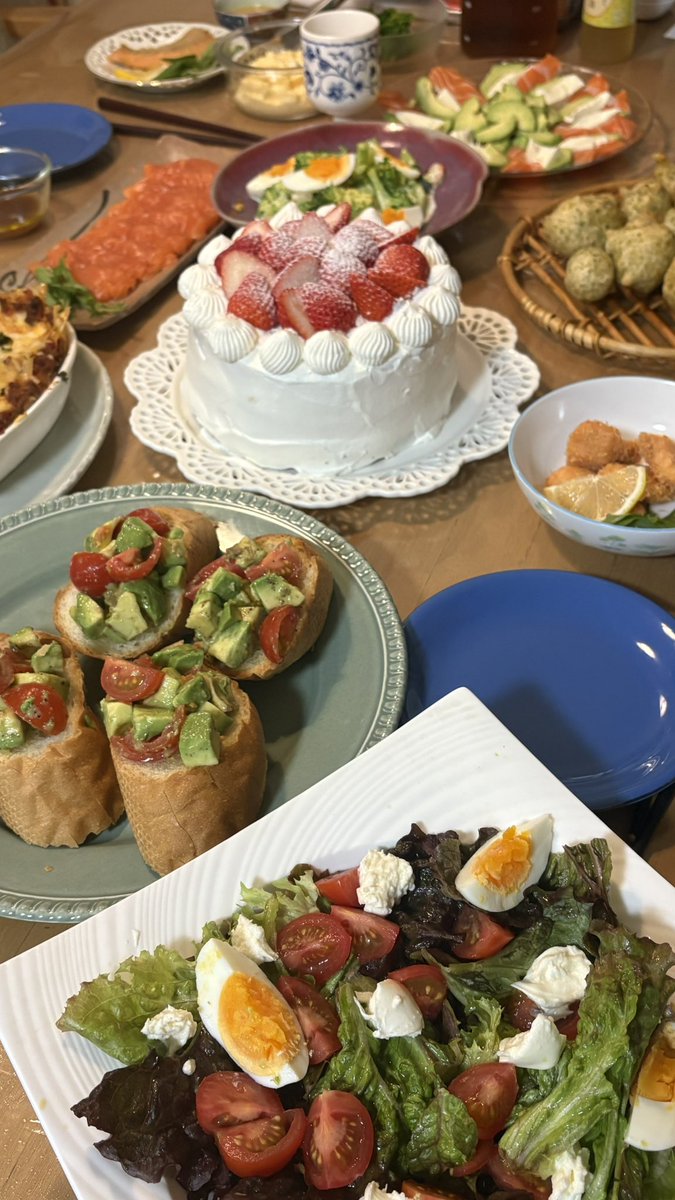 こんばんは🌃
私事ながら…先日誕生日でした🎂
大阪支社メンバーをはじめ、沢山の方にお祝いいただき…本当に幸せな1日でした🌼
素敵なプレゼントもいただきました…😭
大切に使わせていただきます🫶🏻💓
夜は久しぶりに家族でご飯ができたので、嬉しかったです✨
24歳、最高の一年にしてまいります！